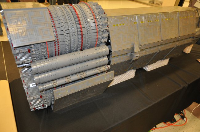Космический корабль The Pillar of Autumn из Halo был воссоздан с помощью конструктора Lego