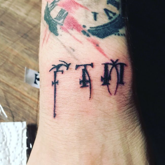 Iceberg сделал татуировку FTM на предплечье