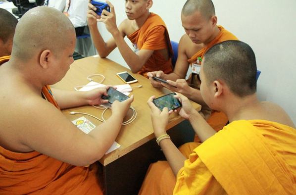 Таиландские монахи выиграли студенческий турнир по мобильной гонке Speed Drifter - Игры