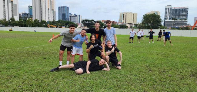 Gladiators, Hokori и комментаторы TI11 провели товарищеский футбольный матч в Сингапуре