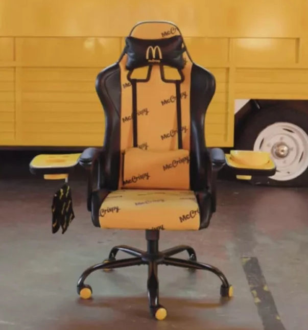 McDonald’s выпустил кресло с подставкой для картошки фри и соусов
