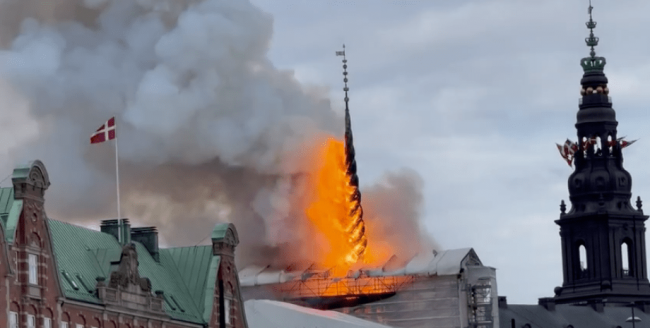 В Копенгагене сгорел 400-летний шпиль биржи, изображенный на медали PGL Major Copenhagen
